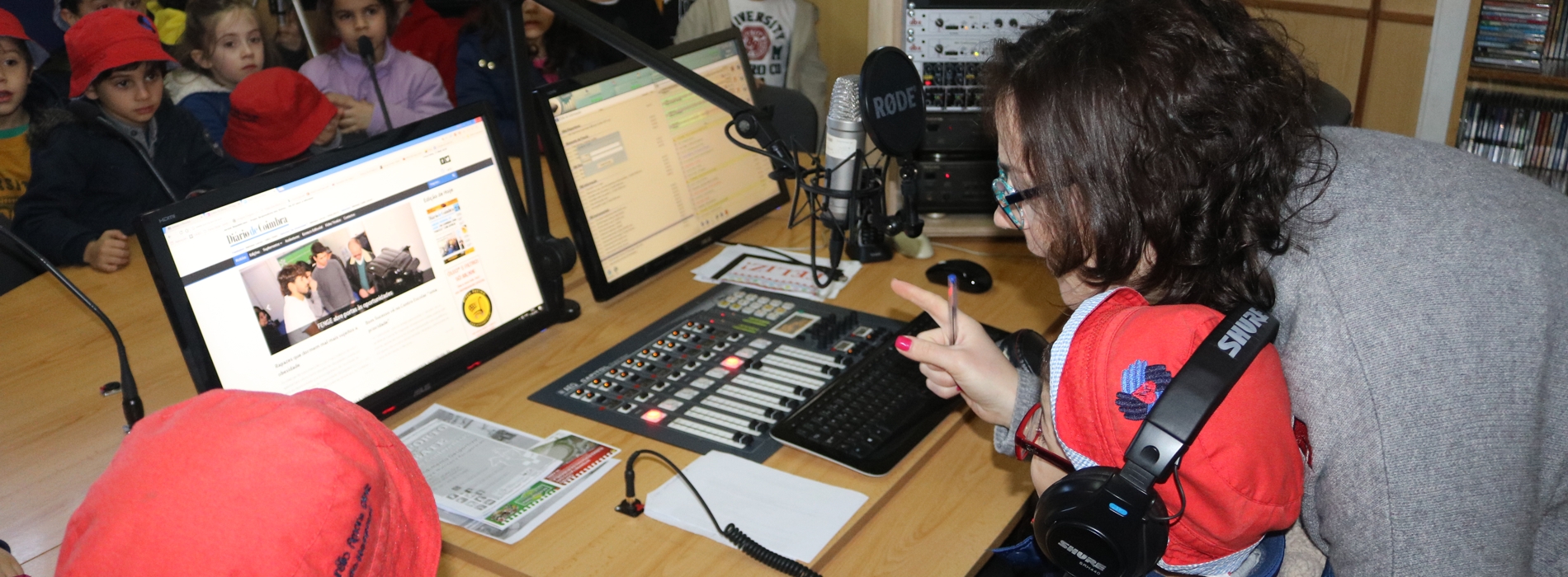 Meninos da “sala verde” da FAAD visitaram a Rádio Boa Nova