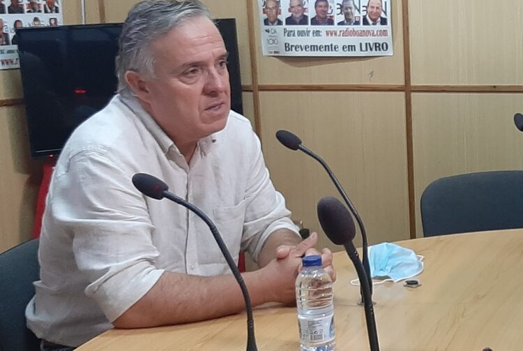 Aulas iniciam amanhã com “percursos assinalados no chão, intervalos alternados e sem toques” (com vídeo)