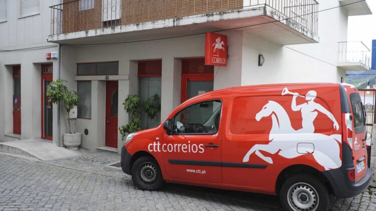 Viatura dos CTT foi furtada em Lagares da Beira