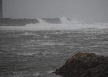 Coimbra entre os sete distritos do continente sob aviso laranja devido à agitação marítima