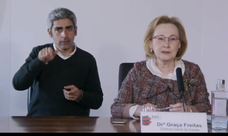 Mais de 7 500 profissionais de saúde vacinados em dois dias. “Comemore o Ano Novo com quem cohabita”, alerta a DGS