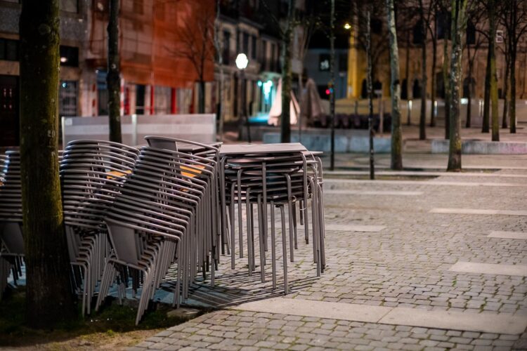 Saiba quais os estabelecimentos e espaços obrigados a encerrar e os que podem estar abertos no confinamento