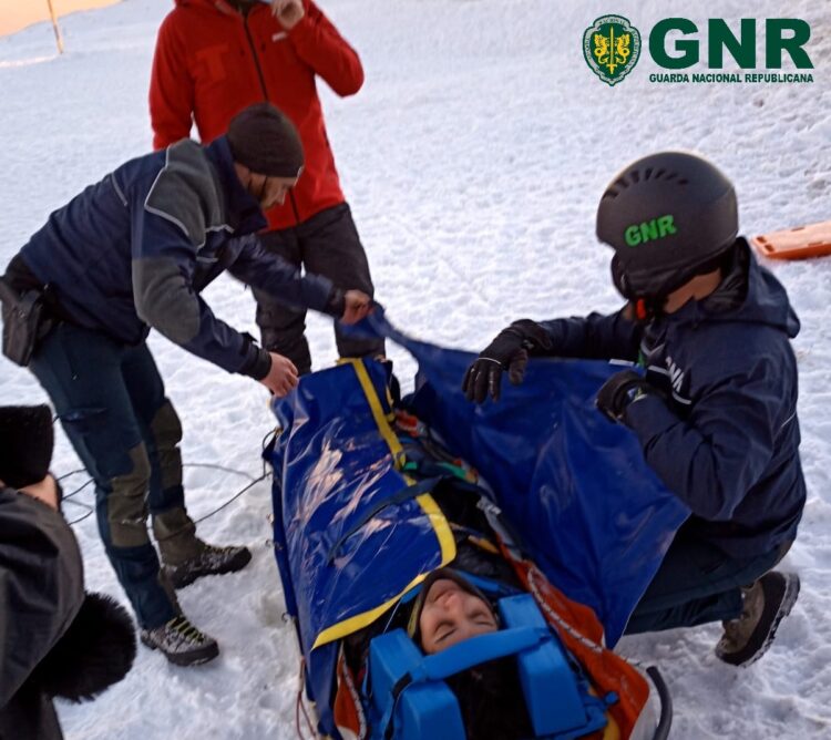 GNR resgatou mulher que caiu de escarpa de seis metros na Serra da Estrela