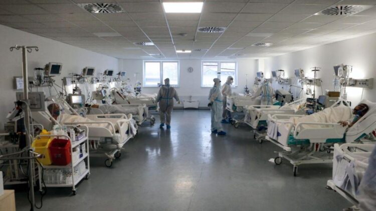 Número de jovens internados com Covid-19 triplica em apenas um mês