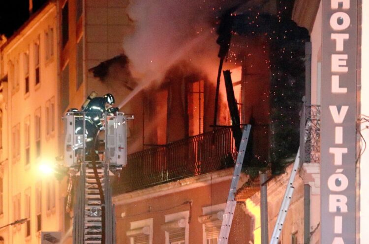 Incêndio na Baixa de Coimbra provocou um morto, dois feridos ligeiros e nove desalojados