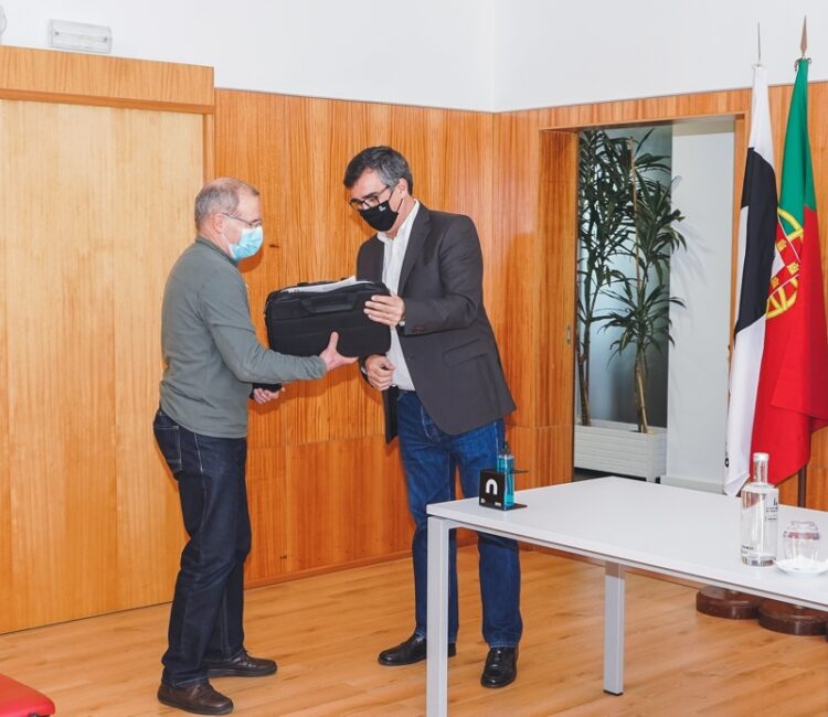 Politécnico de Coimbra entrega computadores a professores