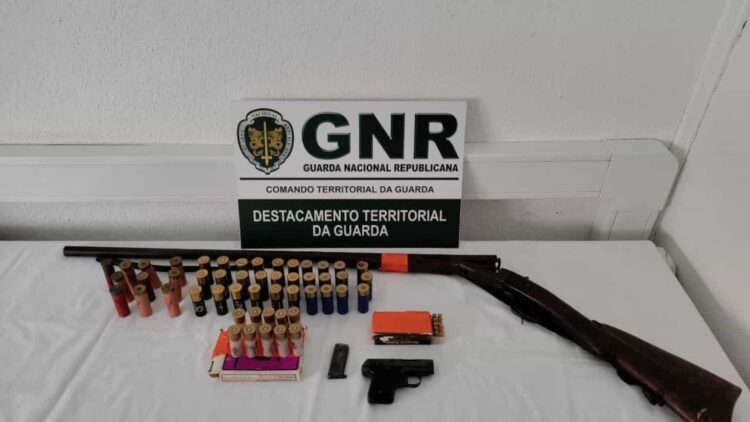 Homem detido em Celorico da Beira por posse ilegal de armas Homem detido em Celorico da Beira por posse ilegal de armas