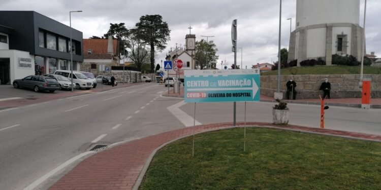 Pessoas que chegam “fora da hora marcação” e “acompanhantes” causam ajuntamento à porta do Centro de Vacinação em Oliveira do Hospital
