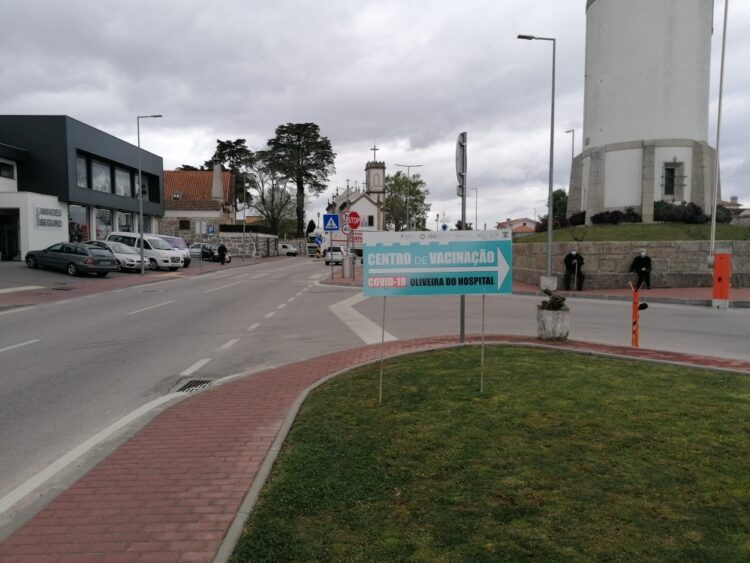 Pessoas que chegam “fora da hora marcação” e “acompanhantes” causam ajuntamento à porta do Centro de Vacinação em Oliveira do Hospital
