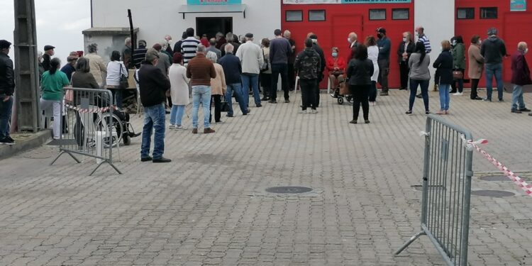 Pessoas que chegam “fora da hora marcação” e “acompanhantes” causam ajuntamento à porta do Centro de Vacinação em Oliveira do Hospital