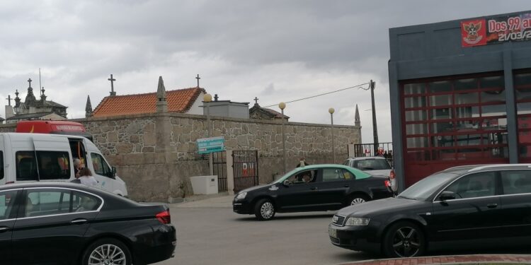 Pessoas que chegam “fora da hora marcação” e “acompanhantes” causam ajuntamento à porta do Centro de Vacinação em Oliveira do Hospital