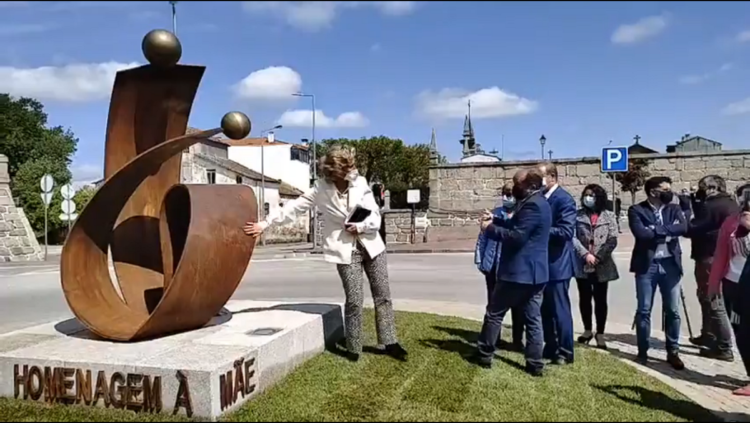“É uma homenagem às mães que deram à luz e às que criaram. É um monumento de homenagem à mulher” “É uma homenagem às mães que deram à luz e às que criaram. É um monumento de homenagem à mulher”