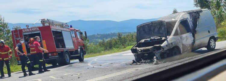 Viatura ardeu na EN17. Ocupantes saíram ilesos