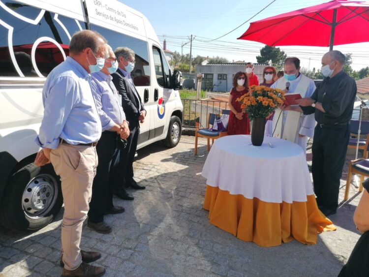 Centro Paroquial de Lagares da Beira com viatura para pessoas com mobilidade reduzida