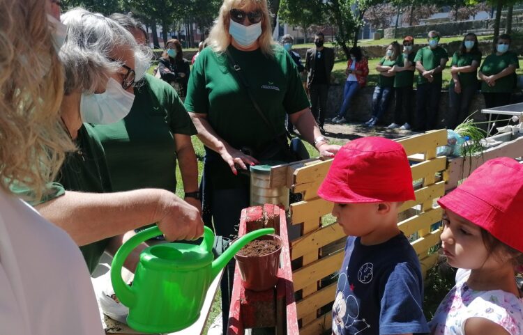 Vinte e três formandos de Agricultura e Jardinagem do IEFP criaram jardim em Oliveira do Hospital