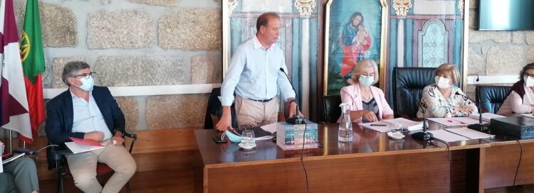 Alexandrino aplaudido na última reunião da Assembleia Municipal. Gesto emocionou o presidente da Câmara de Oliveira do Hospital Alexandrino aplaudido na última reunião da Assembleia Municipal. Gesto emocionou o presidente da Câmara de Oliveira do Hospital