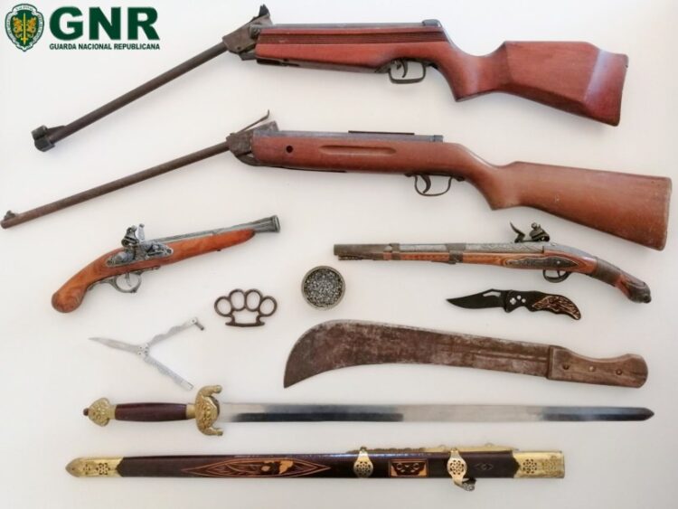 Covilhã: Homem detido por violência doméstica na posse de armas proibidas
