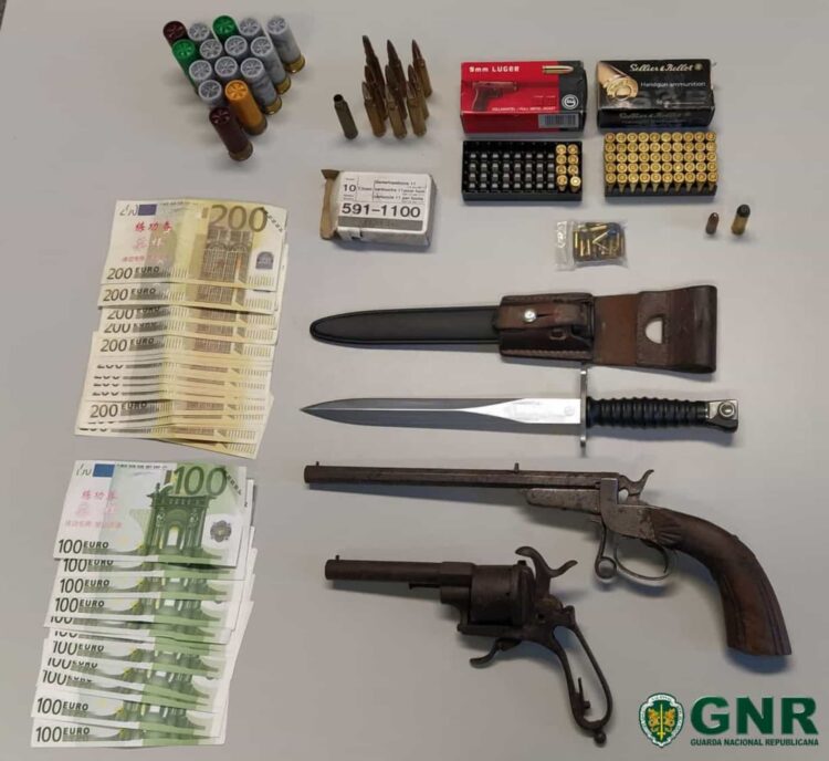 Detido por posse ilegal de armas exercia “violência” contra companheira