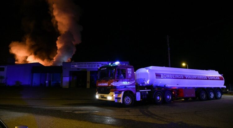 Covilhã: Incêndio destruiu fábrica de tecidos. Não se registaram feridos
