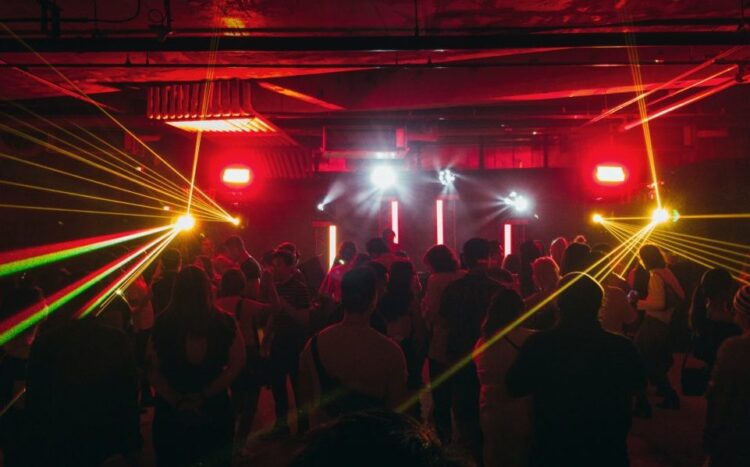 Bares e discotecas reabrem hoje a partir das 22h00. Teletrabalho deixa de ser obrigatório