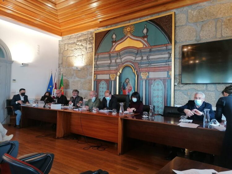 A Rádio Boa Nova a acompanhar a reunião da Assembleia Municipal de Oliveira do Hospital