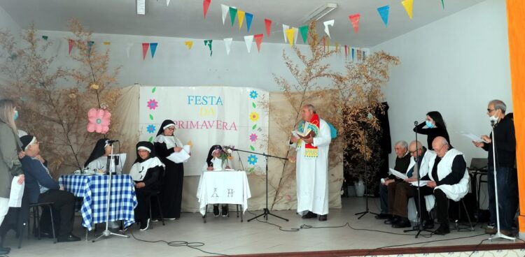 Idosos fazem teatro para combater o isolamento em Oliveira do Hospital