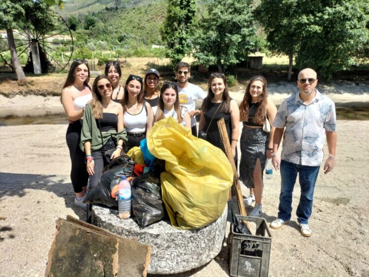 Alunos da ESTGOH fizeram recolha de lixo na praia fluvial de S. Sebastião da Feira