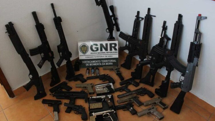 Moimenta da Beira: Jovem de 17 anos detido por posse de dezenas de armas proibidas