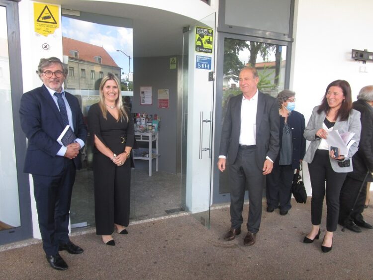 Margarida Vasconcelos expõe “Renascer com Arte” no Café Central