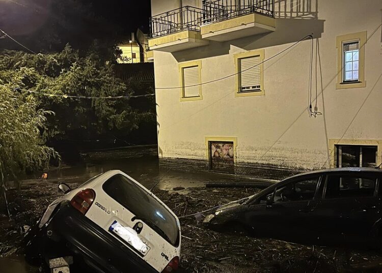 Chuva arrasta detritos e causa prejuízos na Serra da Estrela. Estrada ER 338 foi cortada