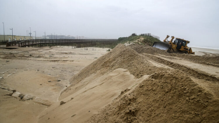 Figueira da Foz ergue barreira de areia para proteger praia devido à agitação marítima