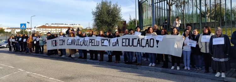 Docentes do AEOH fazem greve e apelam à valorização da profissão