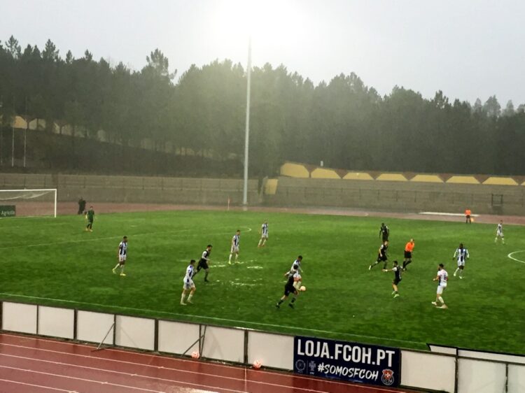 FC Oliveira do Hospital empata 2-2 frente ao Caldas, num jogo com três partes distintas devido ao mau tempo.