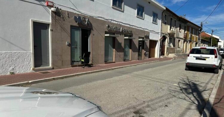 Banco assaltado à mão armada na Mealhada. Suspeito em fuga