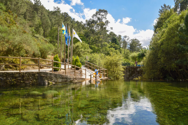 Bandeiras Azul e Acessível nas Praias Fluviais de Lapa dos Dinheiros e Loriga