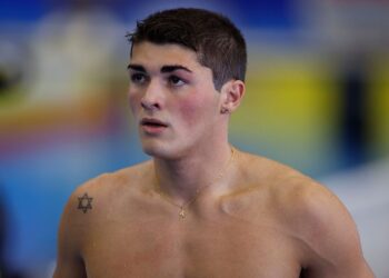 Diogo Ribeiro: Quem é o rapaz que nasceu em Coimbra e arrebatou a primeira medalha portuguesa de sempre nos mundiais de Natação?