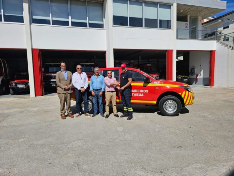 Redes Energéticas Nacionais oferece viatura 4×4 aos Bombeiros de Tábua