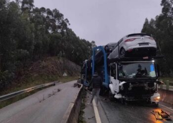 Camião de transporte de carros despistou-se, ontem à tarde, na descida do Botão. Via do IP3 só reabriu às 06h30 de hoje