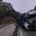 Camião de transporte de carros despistou-se, ontem à tarde, na descida do Botão. Via do IP3 só reabriu às 06h30 de hoje