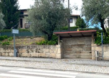 Paragens de autocarros de Oliveira do Hospital dispõem de painéis informativos