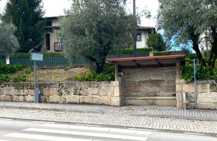 Paragens de autocarros de Oliveira do Hospital dispõem de painéis informativos