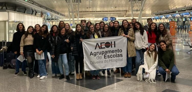 Mafalda Correia e Daniela Guímaro representam Portugal no Parlamento Europeu. Delegação do AEOH partiu para Estrasburgo