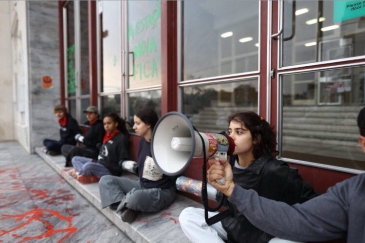 Estudantes bloqueiam Departamento de Matemática da Universidade de Coimbra