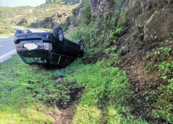 Homem de 76 anos sofreu ferimentos ligeiros após despiste seguido de capotamento em Lagares da Beira