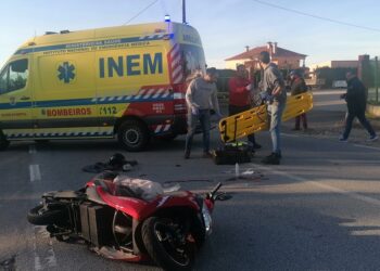 Mulher ficou ferida com gravidade em acidente na EN17 e foi helitransportada para o CHUC