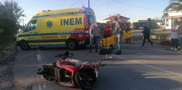 Mulher ficou ferida com gravidade em acidente na EN17 e foi helitransportada para o CHUC