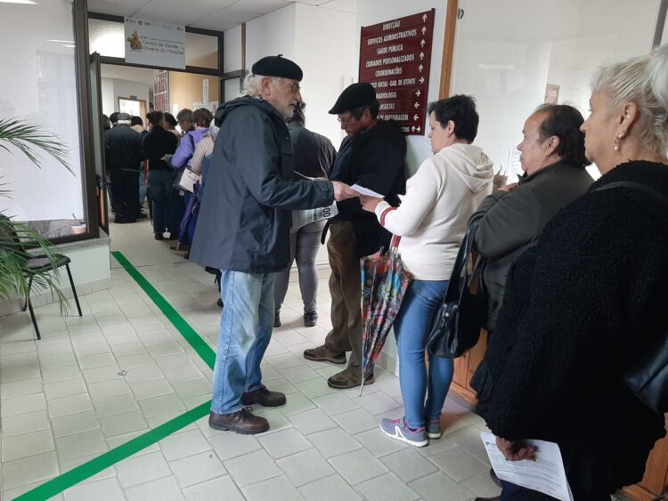PCP comprova fila de utentes à porta do Centro de Saúde de Oliveira do Hospital e pede mais verbas para o SNS