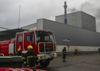 Incêndio em empresa de Leiria obrigou à evacuação de um Jardim de Infância e algumas casas
