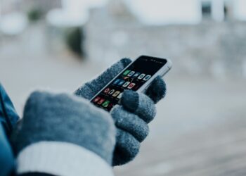 Polícia Judiciária alerta: grupos do Whatsapp estão a ser usados para expor crianças e jovens a pornografia de menores