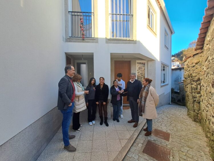 Duas famílias de Penalva de Alva recebem habitações sociais como “Prenda de Natal”